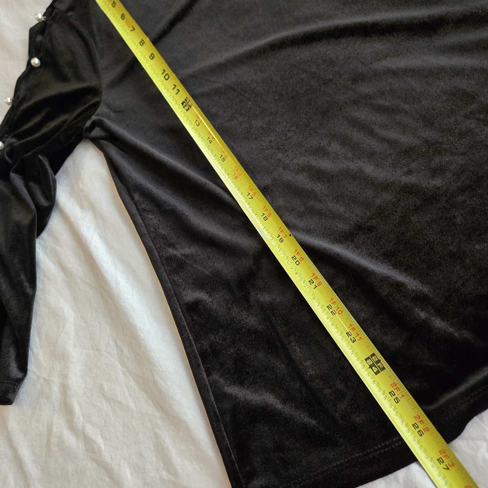 Cable & Gauge sz XL black velvet 3/4 sleeve top, arm cutout & pearl button NWT - Picture 6 of 7
